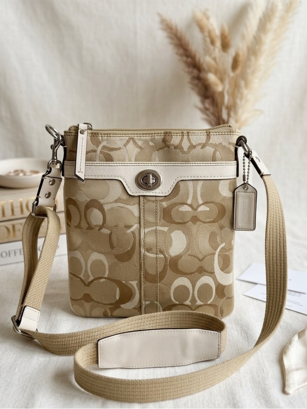โจ Vintage Coach Hamptons Signature Turnlock Crossbody Swingpack โจ